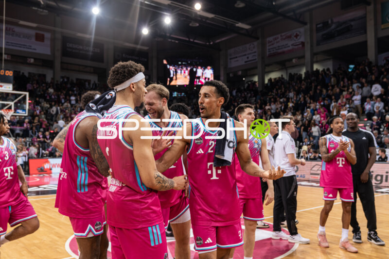 Interaktion von Joel Aminu (21; Telekom Baskets Bonn) und Teamkollegen