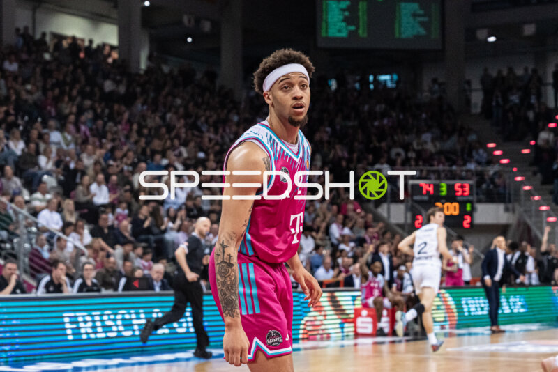 Spielszene mit Alijah Comithier (2; Telekom Baskets Bonn) und Benjamin Schröder (2; Basketball Löwen Braunschweig)