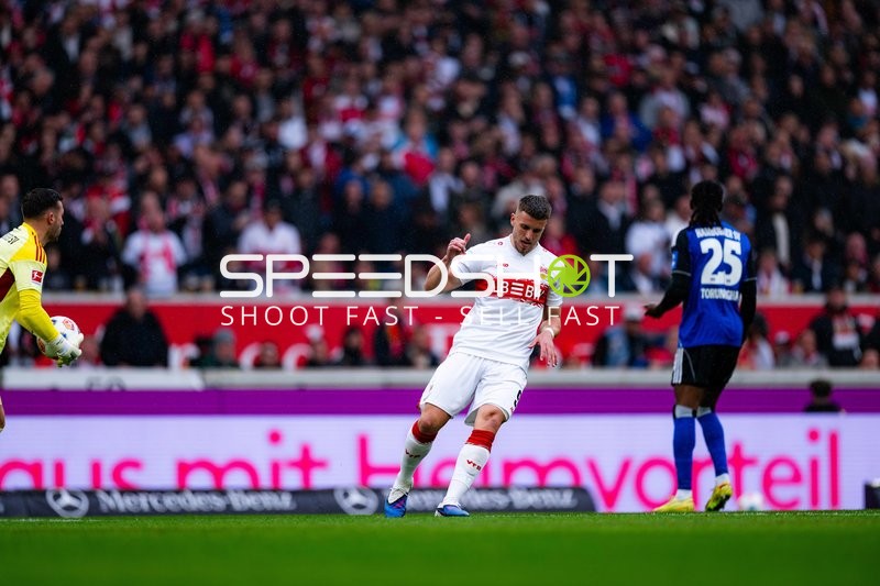 Ballkontrolle von Ermedin Demirovic (9; VfB Stuttgart)