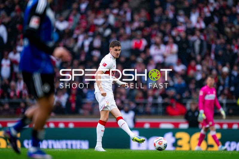 Ballkontrolle von Ramon Hendriks (3; VfB Stuttgart)