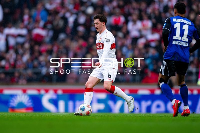 Ballkontrolle von Angelo Stiller (6; VfB Stuttgart)