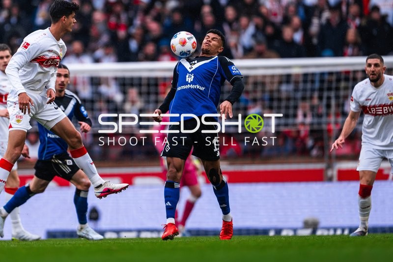 Kopfball-Duell auf dem Feld