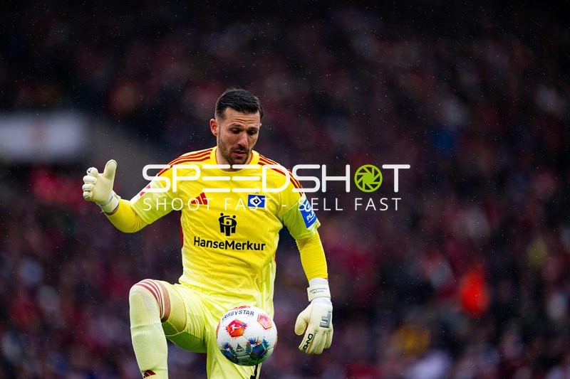 Torwart Daniel Heuer Fernandes (1; Hamburger SV) in Aktion