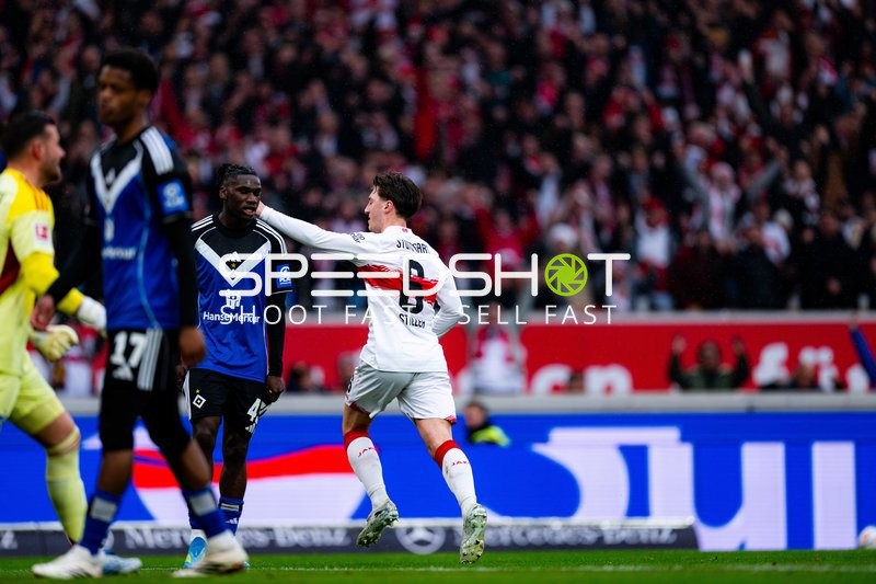 Zweikampf zwischen Fabio Balde (45; Hamburger SV) und Jamie Leweling (18; VfB Stuttgart)