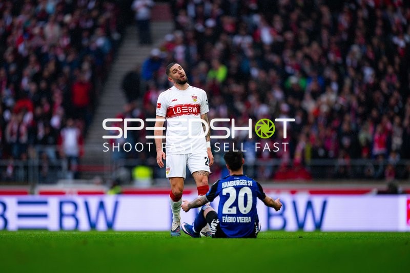 Zweikampf zwischen Ameen Al-Dakhil (2; VfB Stuttgart) und Fabio Vieira (20; Hamburger SV)