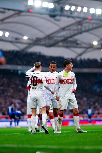 Spieler Angelo Stiller (6; VfB Stuttgart) und Jamie Leweling (18; VfB Stuttgart) in Aktion