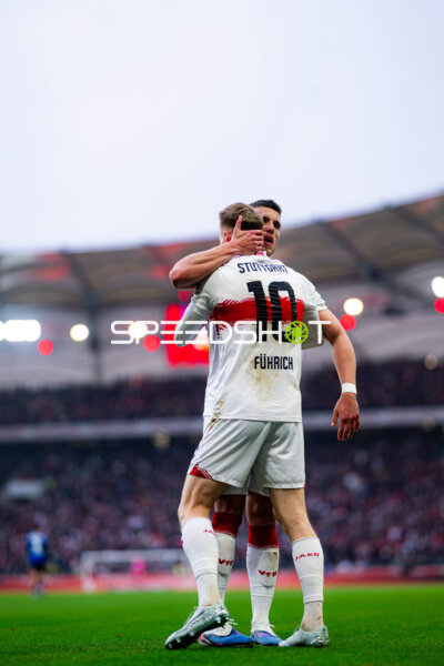 Umarmung auf dem Spielfeld