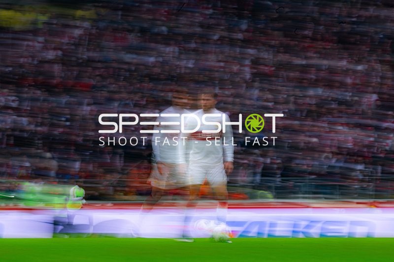 Spieler von VfB Stuttgart mit Ball