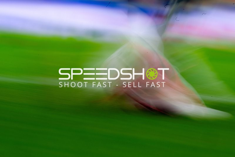 Unscharfer Ball auf Spielfeld