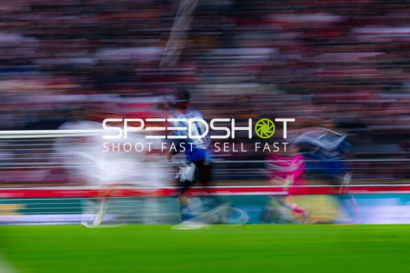 Spielszene mit Warmed Omari (17; Hamburger SV) und Ramon Hendriks (3; VfB Stuttgart)