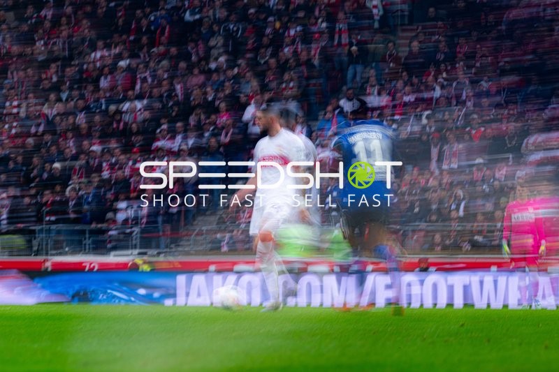 Spielszene mit Chris Führich (10; VfB Stuttgart) und Ransford Königsdörffer (11; Hamburger SV)