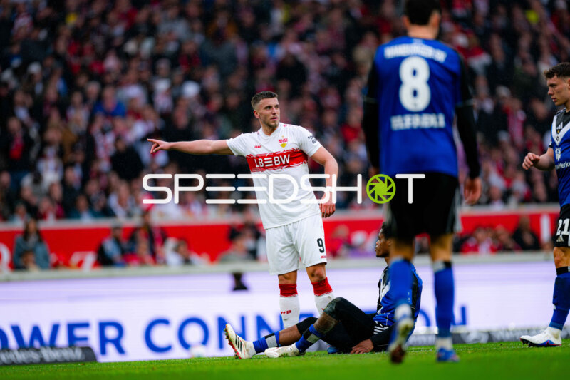 Zweikampf zwischen Ermedin Demirovic (9; VfB Stuttgart) und Nicolai Remberg (21; Hamburger SV)