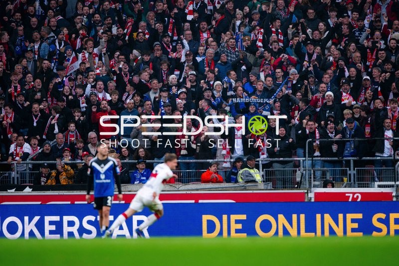 Spielszene mit Maximilian Mittelstädt (7; VfB Stuttgart) und William Mikelbrencis (2; Hamburger SV)