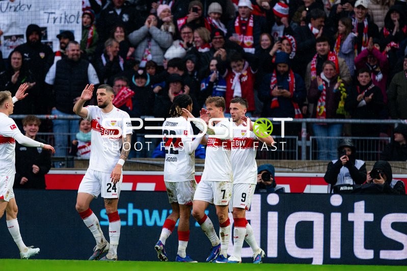 Jubel von Jeff Chabot (24; VfB Stuttgart) und Teamkollegen