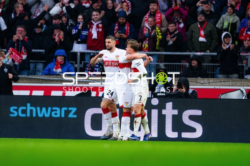 Spieler feiern gemeinsam