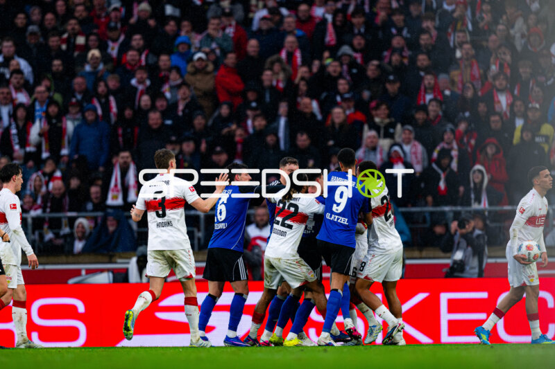 Zweikampf zwischen Giorgi Gocholeishvili (16; Hamburger SV) und Ramon Hendriks (3; VfB Stuttgart)