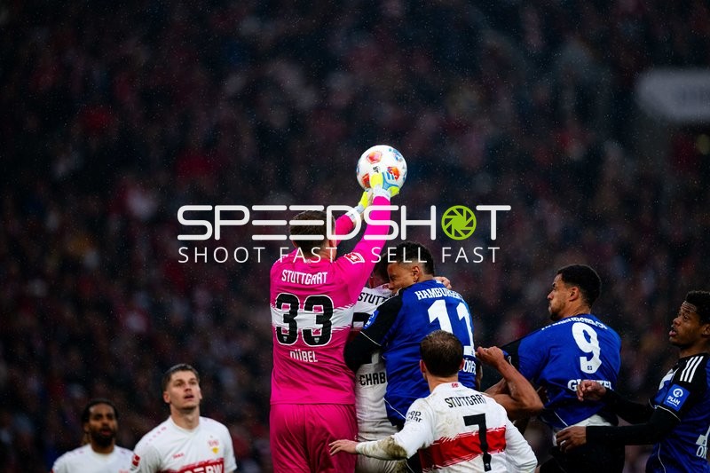 Torwart fängt Ball im Zweikampf