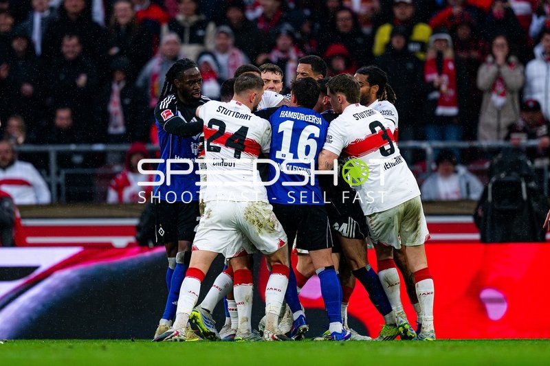 Zweikampf zwischen Jeff Chabot (24; VfB Stuttgart) und Giorgi Gocholeishvili (16; Hamburger SV)
