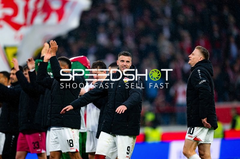 Spieler feiern gemeinsam