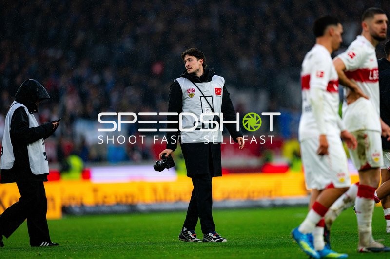 Person am Spielfeldrand mit Kamera