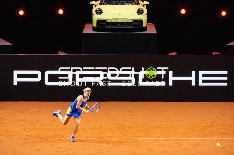 Spielerin auf Hartplatz in Aktion