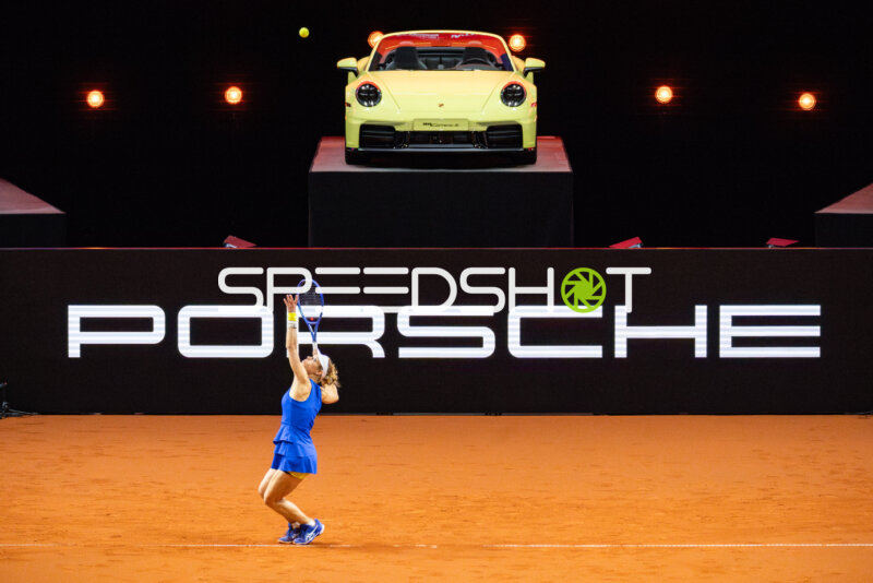 Spielerin beim Aufschlag in Porsche-Arena