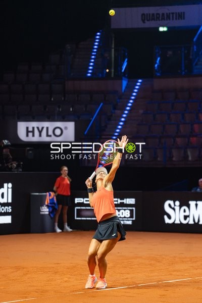 Aufschlag beim Porsche Tennis Grand Prix 2026