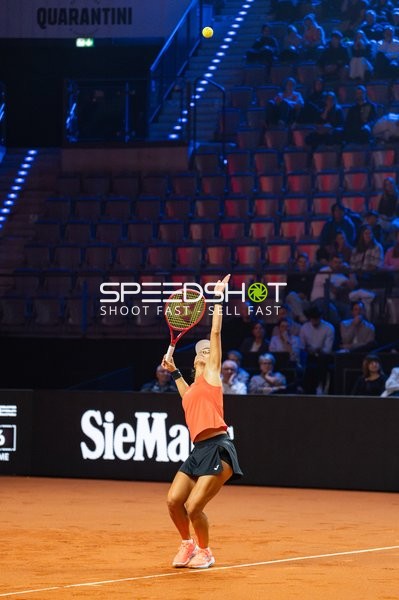 Spielerin beim Aufschlag in Porsche-Arena