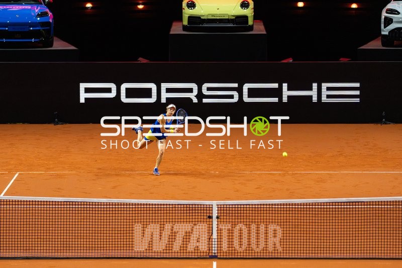 Spielerin in Aktion auf Hartplatz