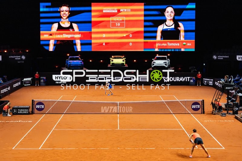 Zwei Tennisspielerinnen auf Sandplatz