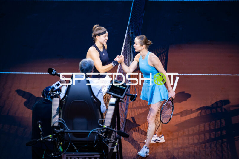 Tennis, Porsche Tennis grand Prix 2026, Porsche-Arena Stuttgart, Elina Svitolina UKR (rechts) vs. Karolina Muchova CZE (links), Karolina Muchova CZE gewinnt das Match gegen Elina Svitolina
