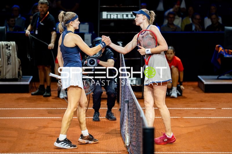 Tennis, Porsche Tennis grand Prix 2026, Porsche-Arena Stuttgart, Finale, Karolina Muchova CZE vs. Elena Rybakina KAZ, Elena Rybakina (rechts) im Moment des Sieges des Porsche Tennis Grand Prix, Karolina Muchova (links)