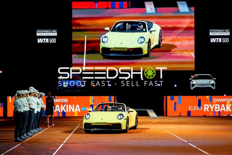 Tennis, Porsche Tennis grand Prix 2026, Porsche-Arena Stuttgart, Finale, Karolina Muchova CZE vs. Elena Rybakina KAZ, Siegerehrung, Michael Leiters, Chief Executive Officer Porsche (links), Elena Rybakina (rechts)
