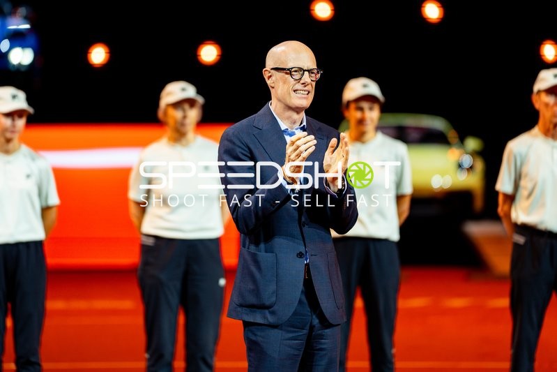 Tennis, Porsche Tennis grand Prix 2026, Porsche-Arena Stuttgart, Finale, Karolina Muchova CZE vs. Elena Rybakina KAZ, Siegerehrung, Michael Leiters Chief Executive Officer, Porsche