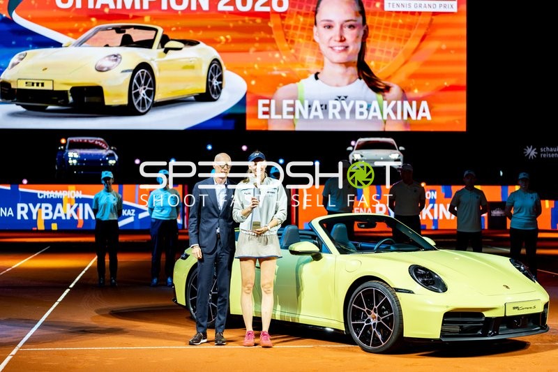Tennis, Porsche Tennis grand Prix 2026, Porsche-Arena Stuttgart, Finale, Karolina Muchova CZE vs. Elena Rybakina KAZ, Siegerehrung, Michael Leiters, Chief Executive Officer Porsche (links), Elena Rybakina (rechts)