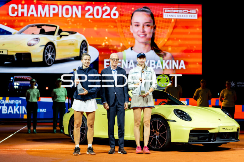Tennis, Porsche Tennis grand Prix 2026, Porsche-Arena Stuttgart, Finale, Karolina Muchova CZE vs. Elena Rybakina KAZ, Siegerehrung, Karolina Muchova (links), Michael Leiters Chief Executive Officer Porsche (mitte), Elena Rybakina (rechts)