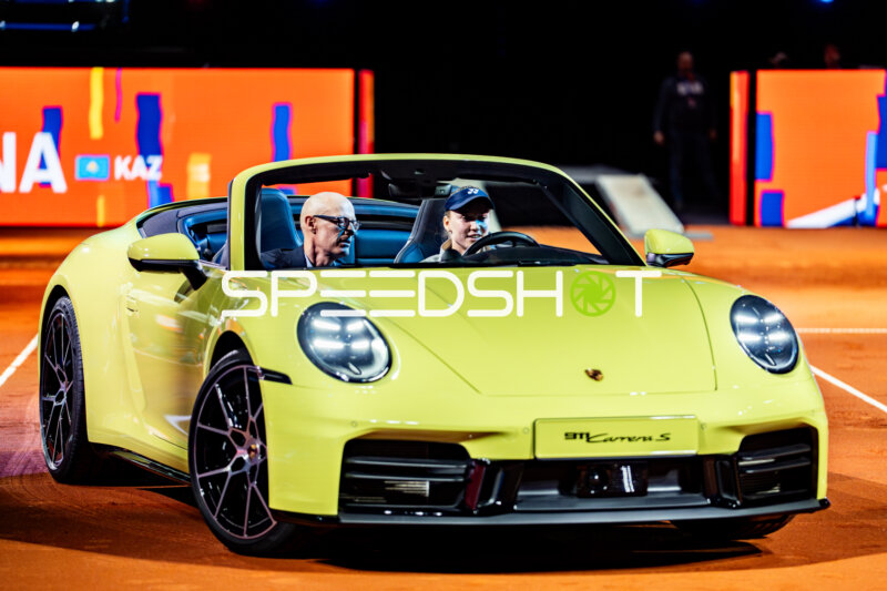 Tennis, Porsche Tennis grand Prix 2026, Porsche-Arena Stuttgart, Finale, Karolina Muchova CZE vs. Elena Rybakina KAZ, Siegerehrung, Michael Leiters, Chief Executive Officer Porsche (links), Elena Rybakina (rechts)
