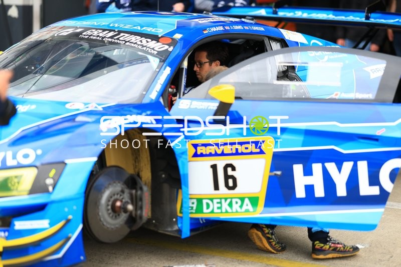 Boxenstopp beim 24h Nürburgring Qualifiers