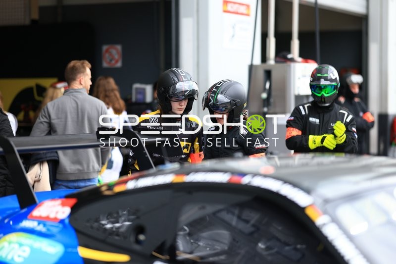 Boxenstopp beim ADAC RAVENOL 24h Nürburgring Qualifiers