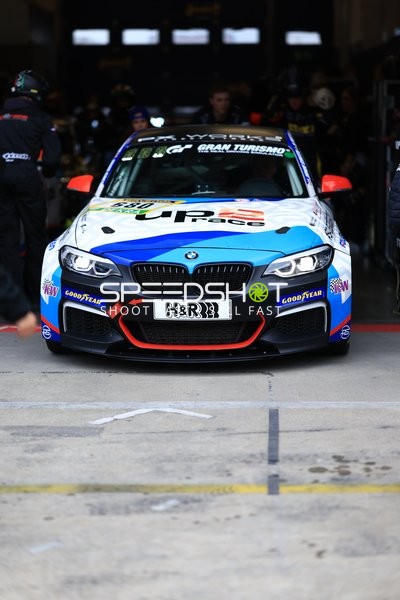BMW in der Boxengasse am Nürburgring