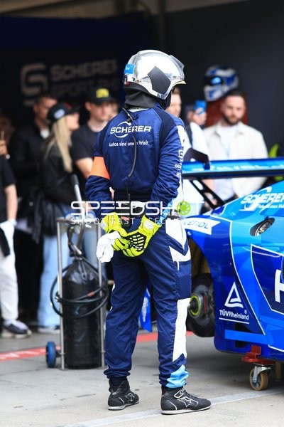 Boxencrew von Alexander Sims & Ben Green & Christopher Haase & Nico Hantke in der Boxengasse