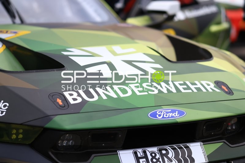 Bundeswehr-Rennfahrzeug am Nürburgring