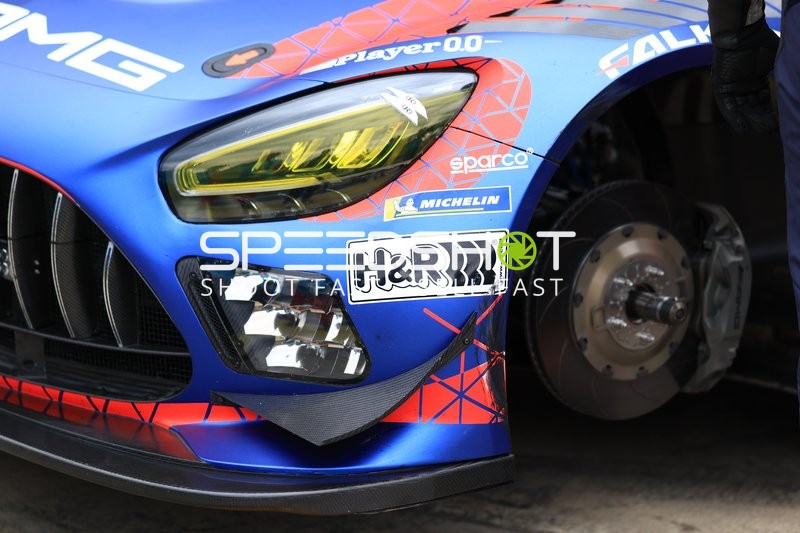 Mercedes-AMG Rennwagen in der Box