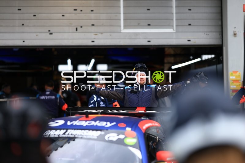 Jubel bei Lucas Auer & Max Verstappen in der Box