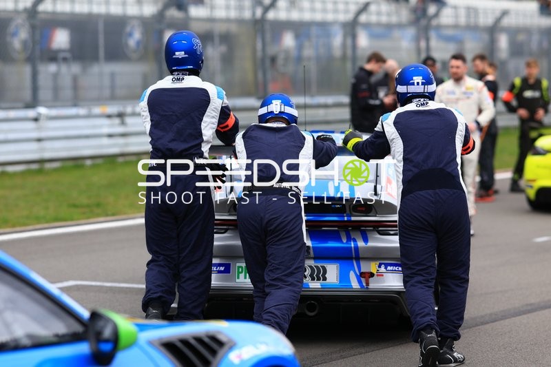 Boxencrew schiebt Fahrzeug am Nürburgring