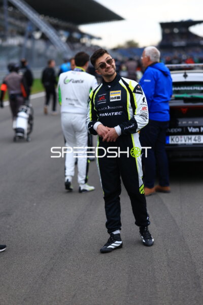 Misha Charoudin posiert vor dem Fahrzeug