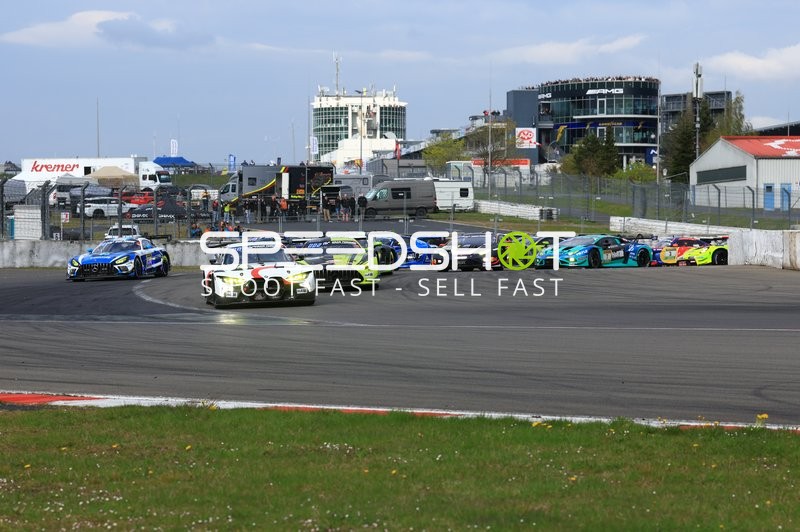 Spannende Kurvenfahrt beim ADAC RAVENOL 24h Nürburgring Qualifiers