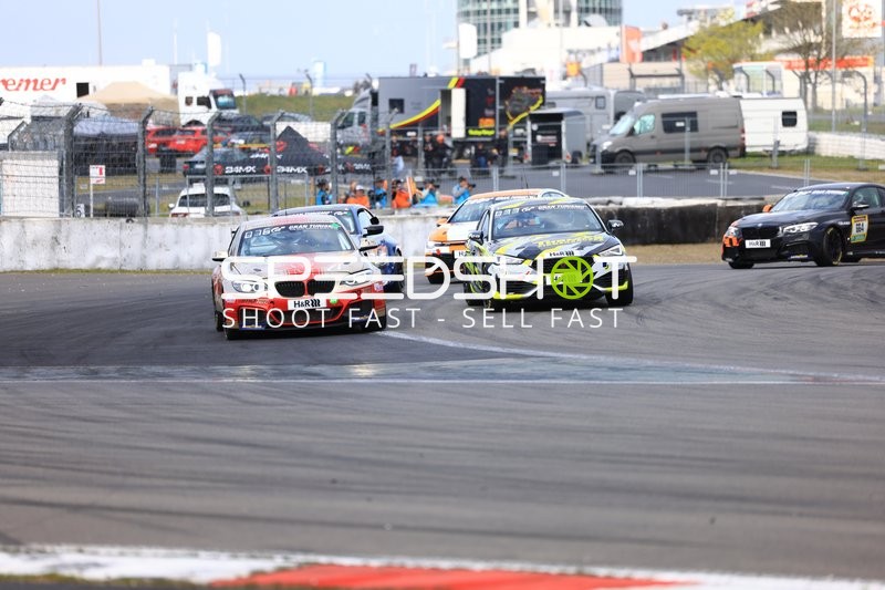 Actionreiche Kurvenfahrt beim 24h Nürburgring Qualifiers