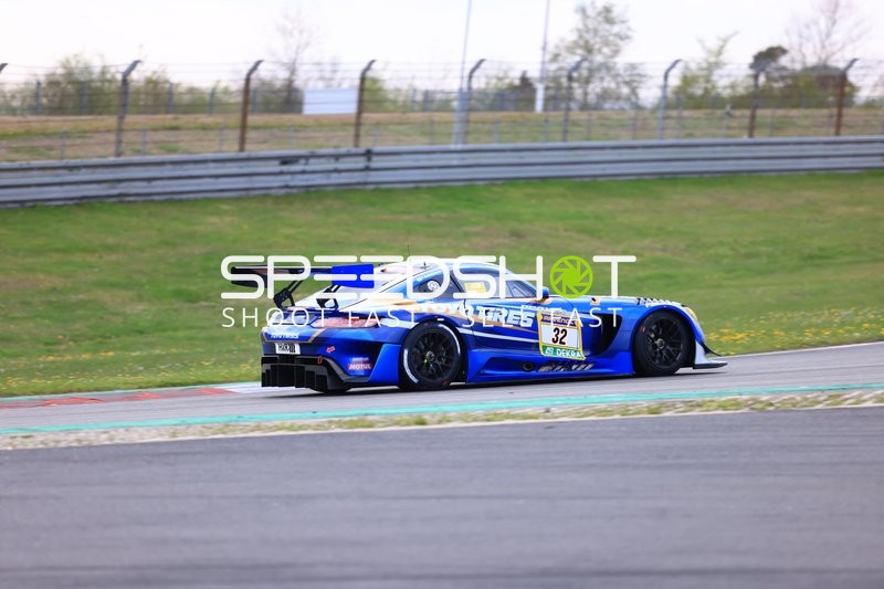 Rennwagen mit Startnummer 32 auf der Strecke