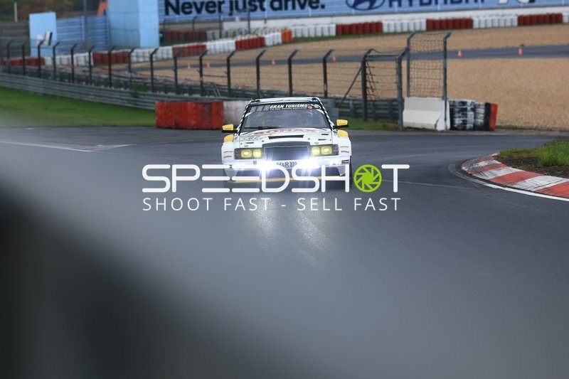 Spektakuläres Fahrzeug auf der Nürburgring-Strecke